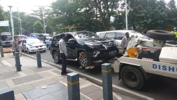 polda metro jaya tegas tindak parkir liar kendaraan di jalan senopati 48116