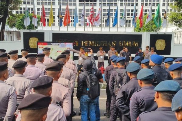 polda metro jaya terjunkan 1 728 personel amankan aksi unjuk rasa di kpu dan bawaslu 70459