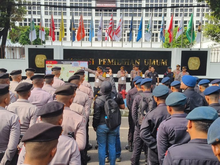 polda metro jaya terjunkan 1 728 personel amankan aksi unjuk rasa di kpu dan bawaslu 70459