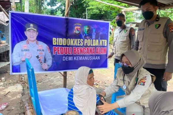 polda ntb beri layanan kesehatan bagi warga terdampak banjir 50702