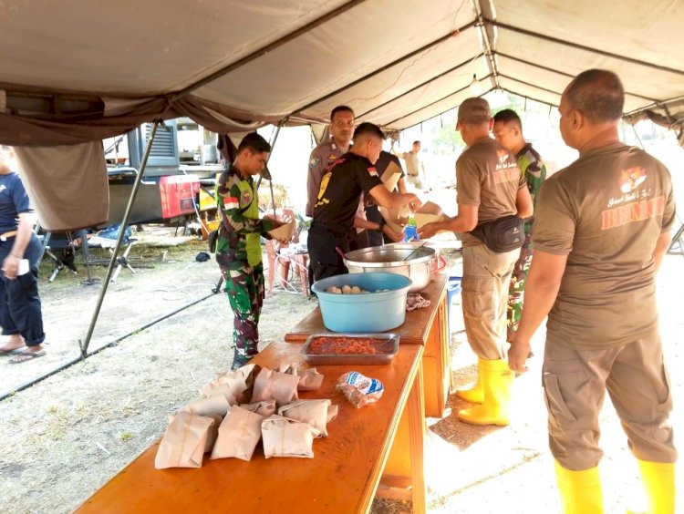 polda ntt bersama tni 1624 flotim hadirkan ratusan porsi makanan untuk warga adonara terdampak konflik 80302