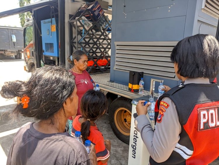 polda ntt terus sediakan air bersi dan makanan siap saji di lokasi bencana flotim 80936