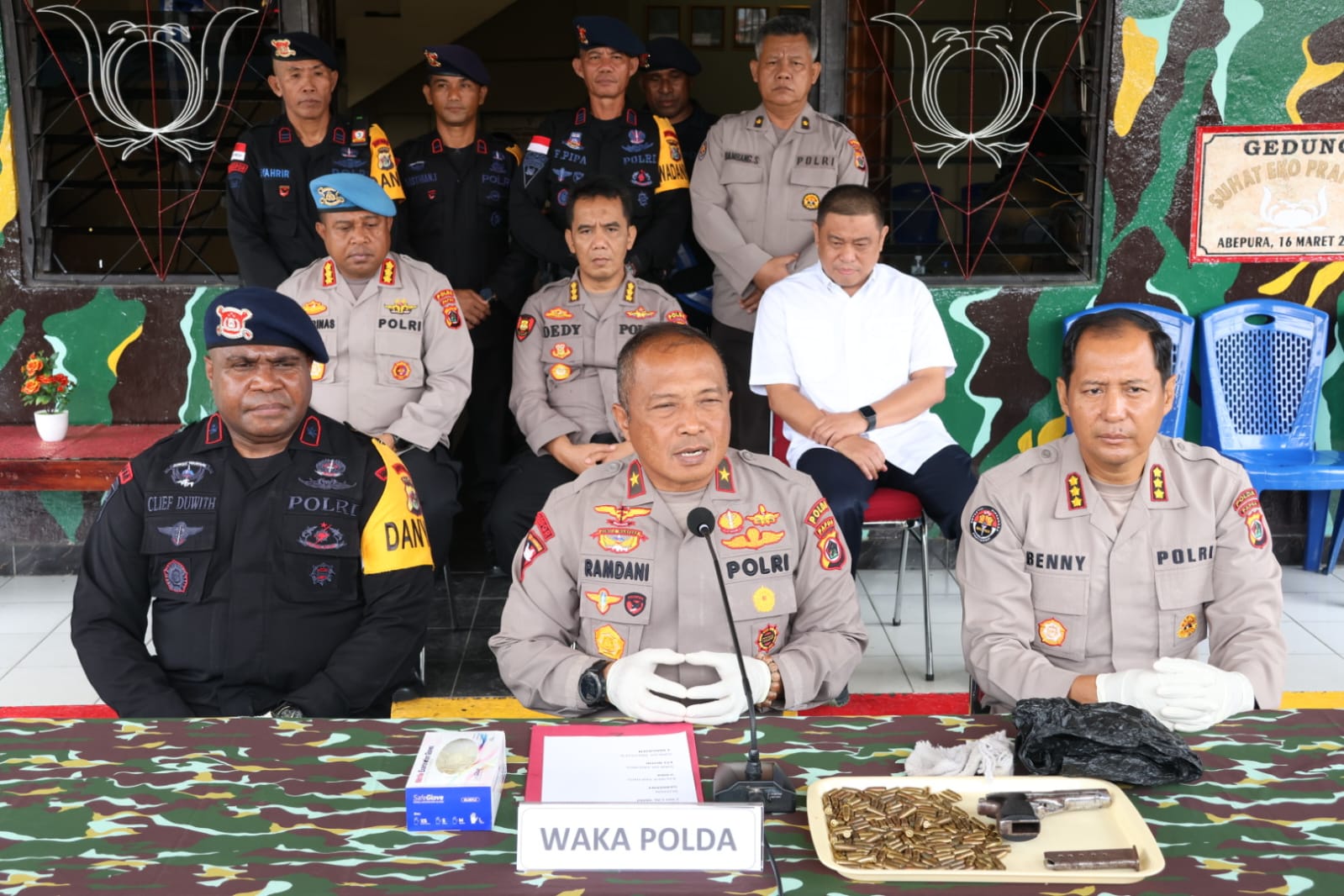 polda papua temukan pistol dan ratusan amunisi di hutan di kota jayapura 61389