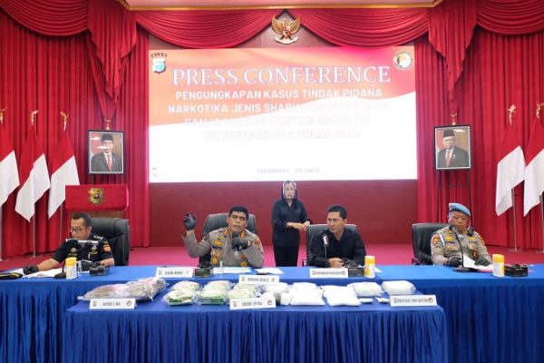 polda riau berhasil menangkap pengedar narkoba 19kg sabu sabu yang memiliki jaringan dengan malaysia 48620 1