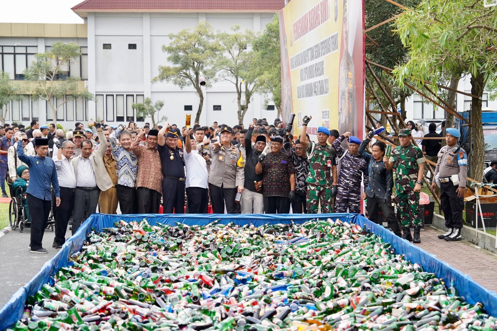 polda riau berhasil musnahkan ratusan botol miras 71004