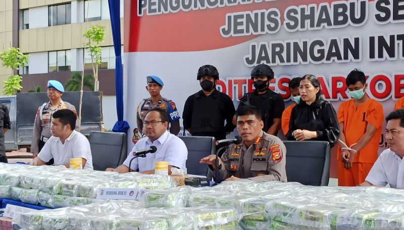 polda riau buru dalang pengedar sabu seberat 276 kg asal malaysia 54051 1