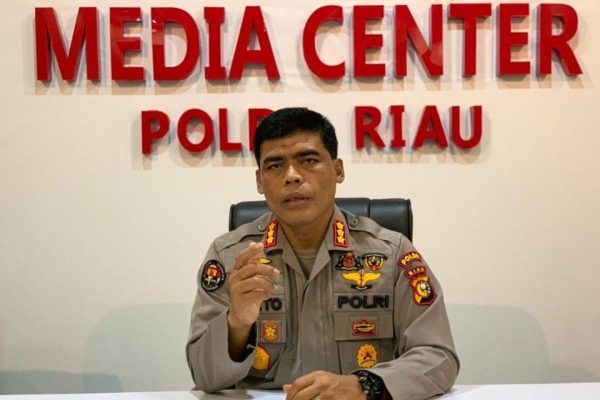 polda riau tangkap 18 tersangka terkait penimbunan bbm bersubsudi 49000