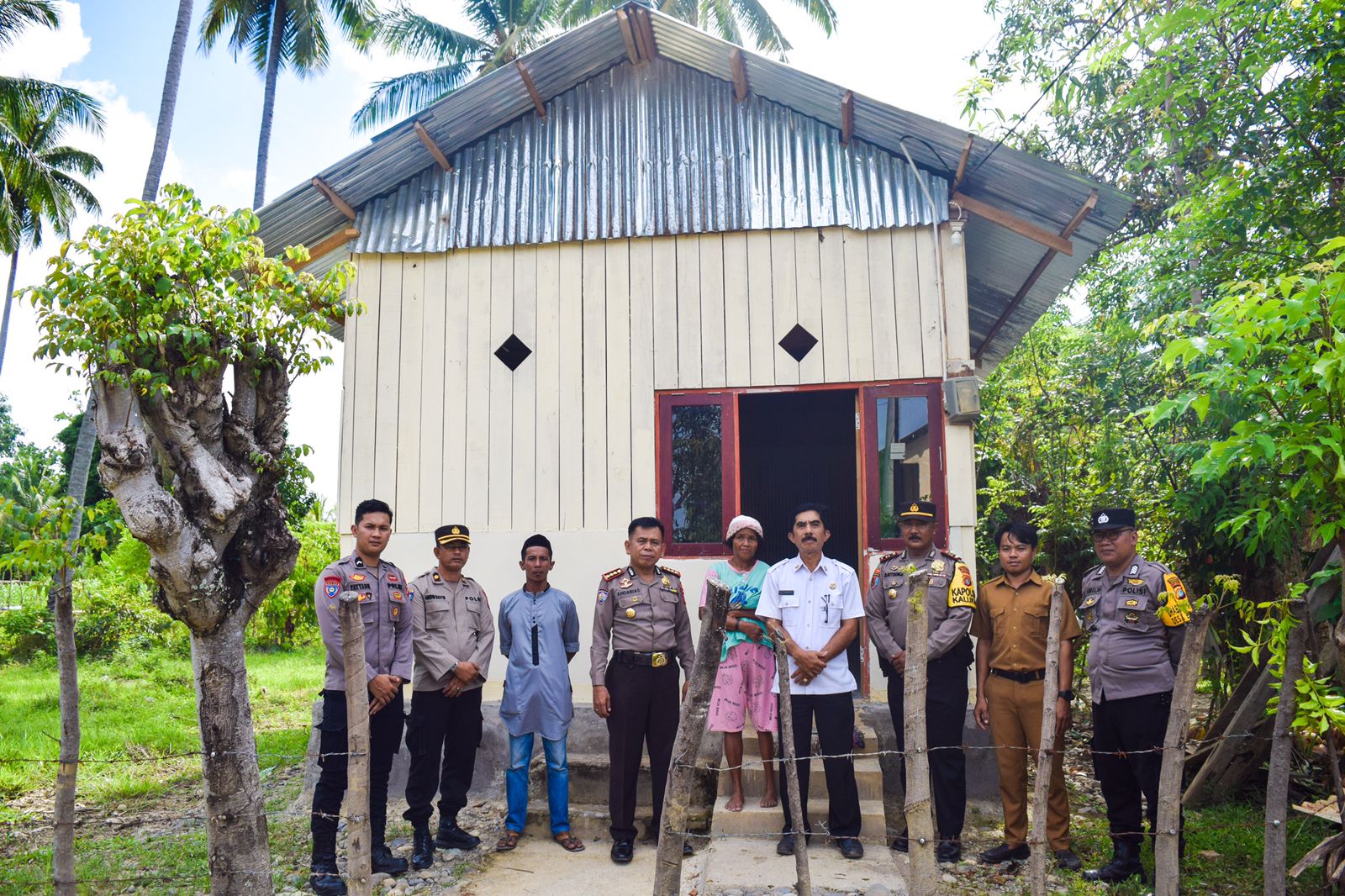 polda sulbar berikan bantuan rumah layak huni untuk warga kurang mampu di kalukku 52260 1
