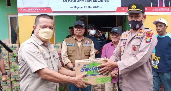 polda sulbar salurkan bantuan kepada korban banjir di malunda 47092