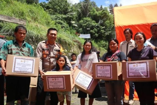 polda sulsel salurkan bantuan ke korban longsor di tana toraja 72826