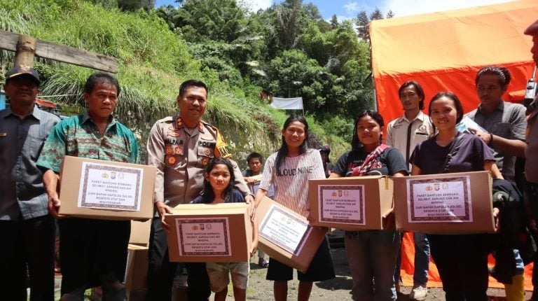 polda sulsel salurkan bantuan ke korban longsor di tana toraja 72826