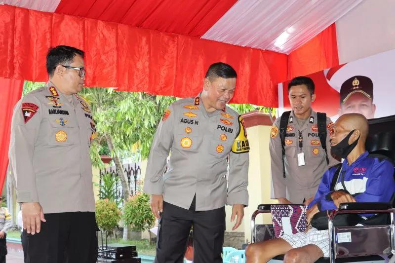 polda sulteng berikan bantuan kursi roda kepada penyandang disabilitas 71185