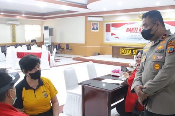 polda sulut gelar bakti kesehatan pemeriksaan dan pemberian kaca mata gratis 48783