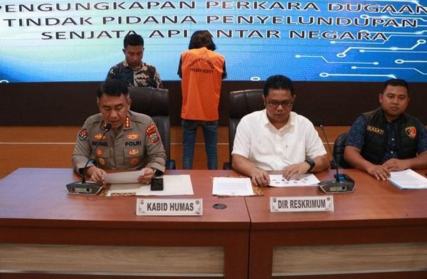 polda sulut ringkus buronan kasus penyelundupan senpi ilegal dari filipina ke indonesia 71102