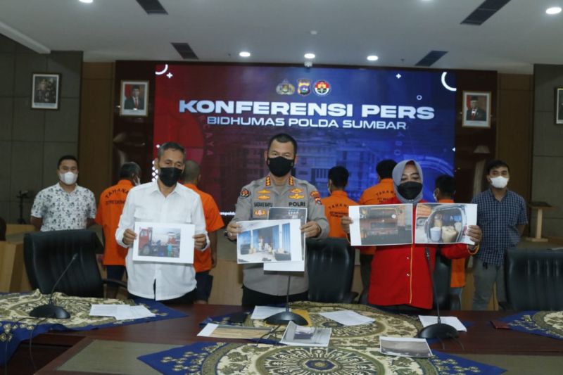 polda sumbar amankan lima pelaku penyalahgunaan bbm subsidi di kota padang 47435