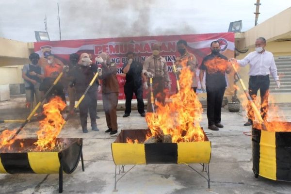 polda sumbar musnakan 372 kg ganja kering 48739