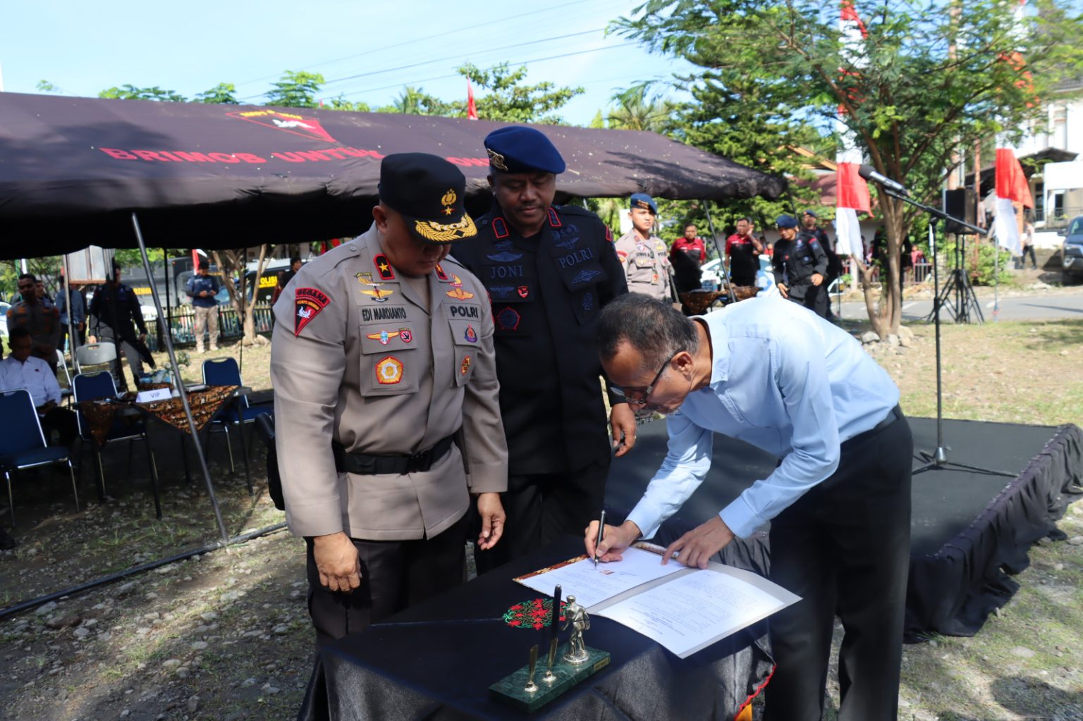 polda sumbar terima sertifikat tanah dari tokoh adat kabupaten pasaman barat untuk pembangunan mako batalyon satbrimob 54401