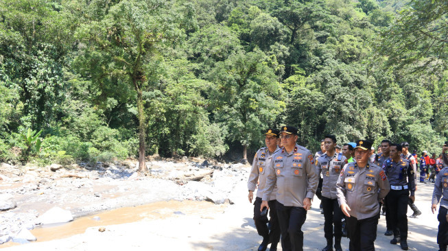 polda sumbar turunkan bantuan personel dalam penanggulangan dan pemulihan dampak banjir 73839