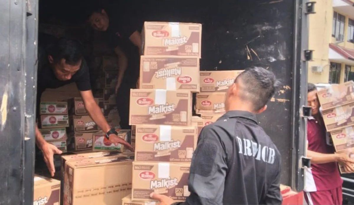 polda sumsel berikan bantuan kepada korban banjir di muratara 68899