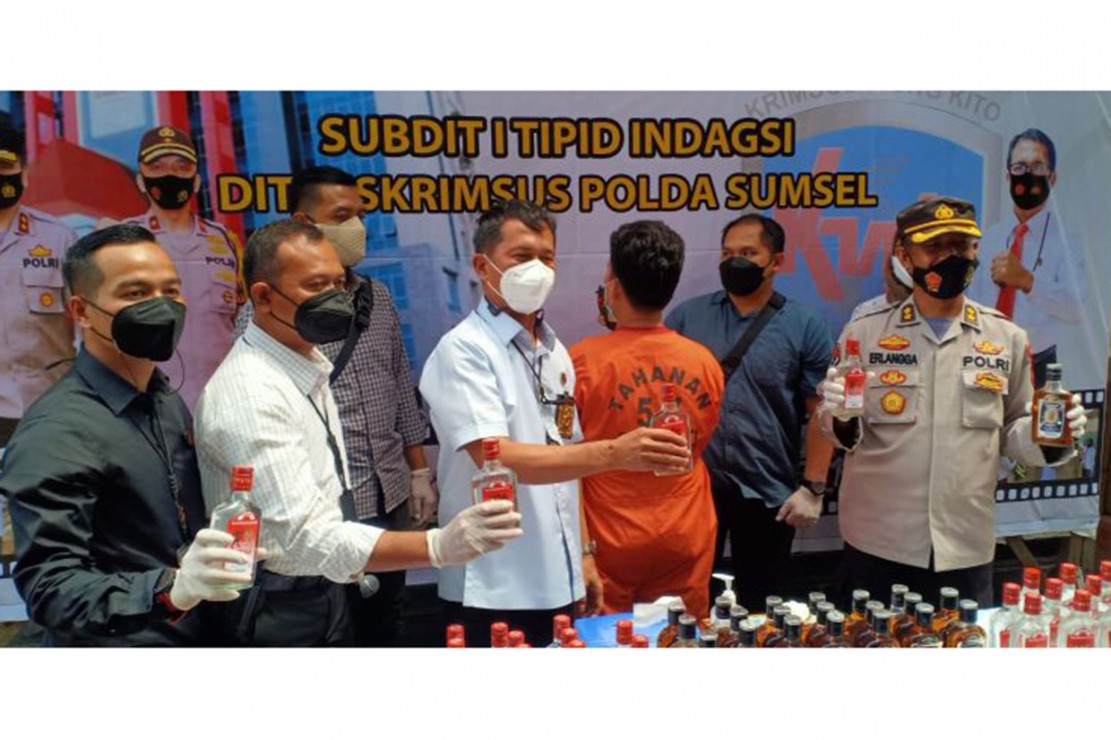 polda sumsel bongkar rumah industri miras oplosan 47087