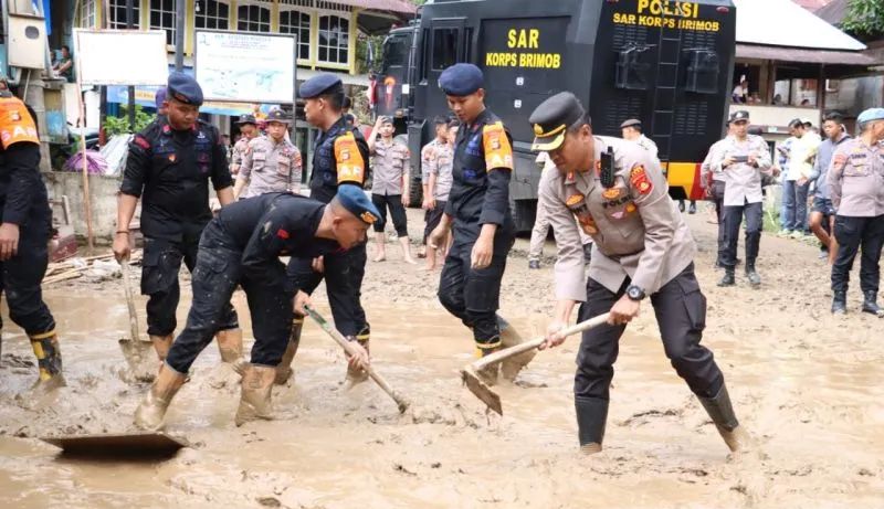polda sumsel terjunkan brimob tanggulangi dampak banjir bandang di lahat 55529 1