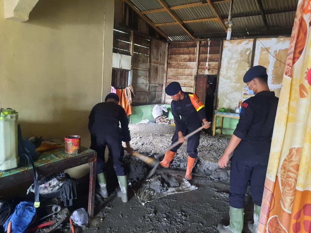 polda sumut bersihkan rumah warga terdampak bencana longsor di humbahas 67318