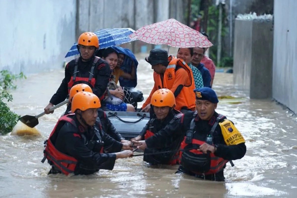 polda sumut kerahkan personel bantu warga terdampak banjir di kota medan 81338