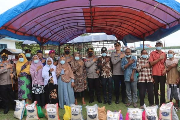 polda sumut salurkan 1 000 paket sembako kepada masyarakat kurang mampu 51840