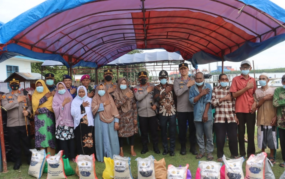 polda sumut salurkan 1 000 paket sembako kepada masyarakat kurang mampu 51840