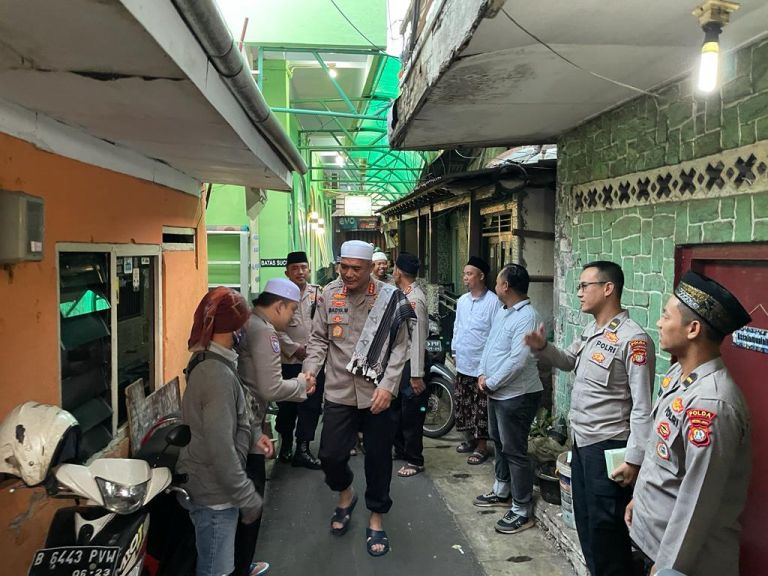 polisi ajak masyarakat jaga kerukunan dalam kegiatan subuh keliling di menteng 58353