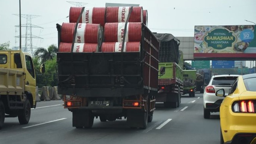 polisi amankan puluhan truk muatan yang nekat melintas saat musim lebaran 2023 57105