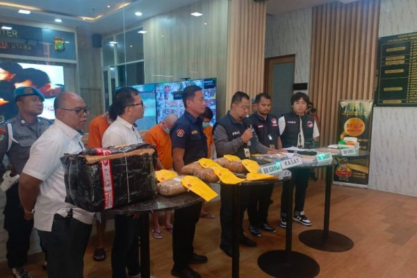 polisi amankan tersangka peredaran ganja lintas provinsi satu orang masih dpo 69422