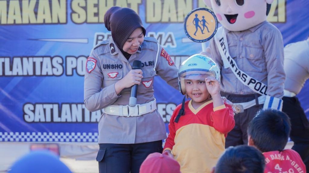 polisi bagi bagi mbg ke ratusan siswa sd di kendari 84163
