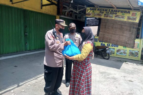 polisi bagi bagi sembako ringankan beban warga 50049