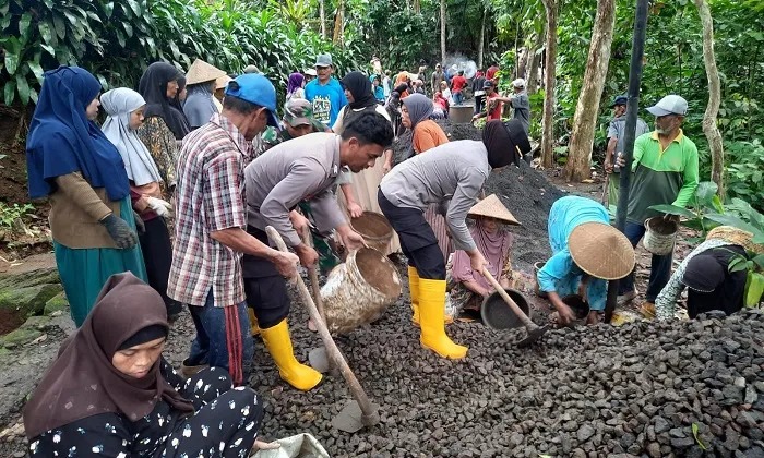 polisi bantu perbaikan jalan di desa tanjungsari 50791
