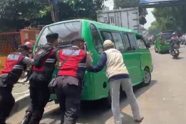 polisi bantu sopir angkot yang mobilnya mogok 49912