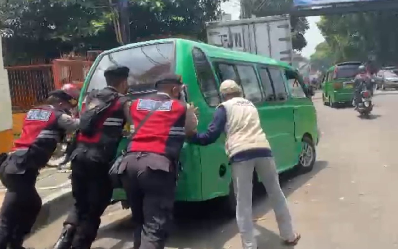 polisi bantu sopir angkot yang mobilnya mogok 49912