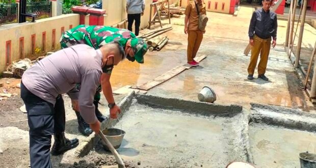 polisi bantu warga membangun masjid an nur di desa girilaya 51121