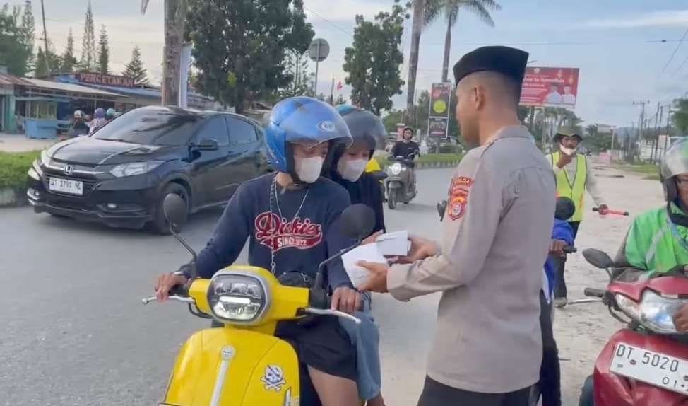 polisi berbagi takjil di bundaran tank andonouhu 71766 1