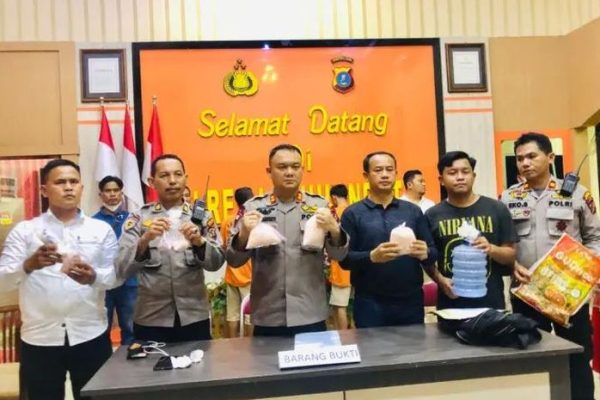 polisi berhasil amankan 3 orang tersangka narkotika dengan barang bukti 24 bungkus sabu dan 9 206 pil ekstasi 48753