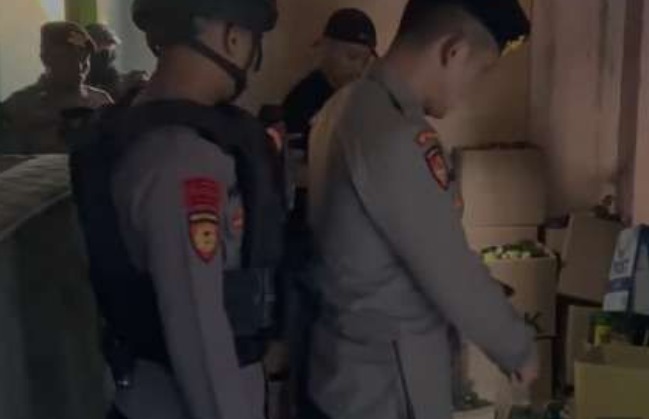 polisi berhasil amankan ratusan botol miras di garut 75529 1