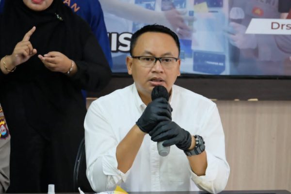 polisi berhasil menangkap 3 pengedar narkoba lewat jasa pengiriman barang 49907