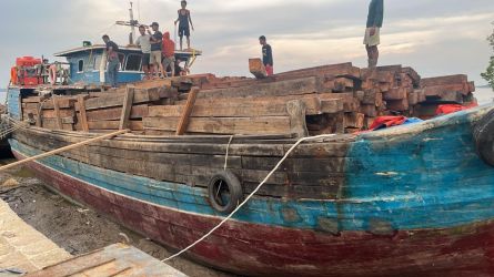 polisi berhasil menangkap kapal pembawa kayu olahan ilegal di meranti 75334 1