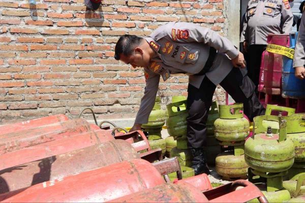 polisi berhasil menggerebek tempat penyalahgunaan gas bersubsidi di kota cirebon 49712
