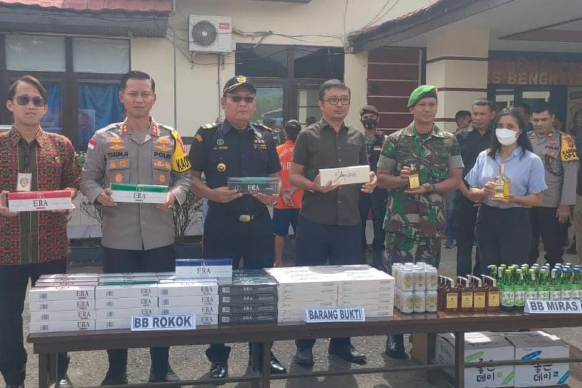polisi berhasil menyita miras dan rokok ilegal dari malaysia 66890