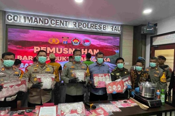 polisi berhasil musnahkan barang haram narkotika di berau 82549
