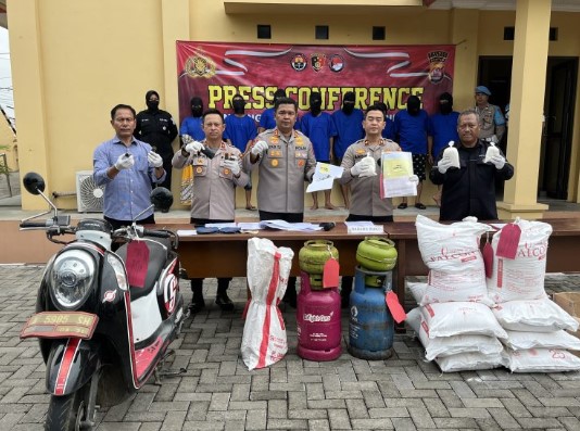 polisi berhasil ringkus pelaku pengoplos gas elpiji non subsidi di cilegon 50398