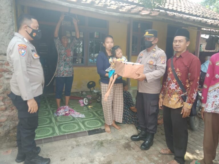 polisi beri bantuan ke warga kurang mampu 51184