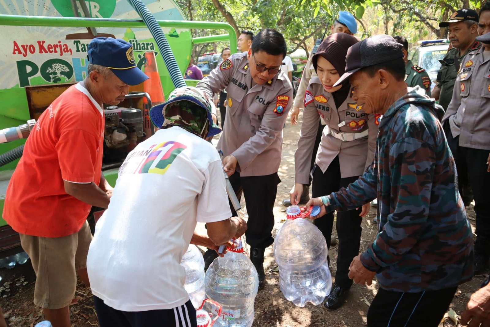 polisi berikan bantuan air bersih untuk warga desa manyaran 65931