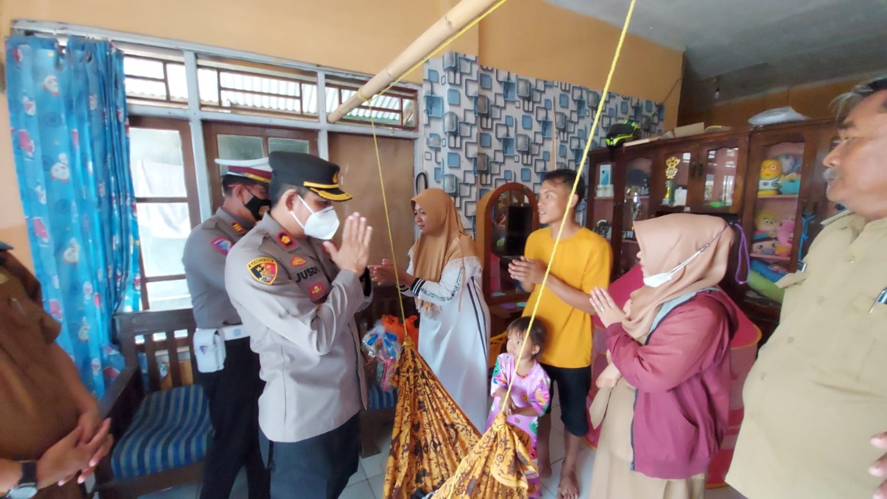 polisi berikan bantuan kepada anak penderita stunting 49348